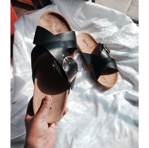 🚨FEW PAIRS LEFT// Black vegan leather slide - Picture 2 of 4